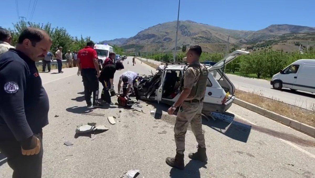 Erzincan'da tırla çarpışan aracın sürücüsü hayatını kaybetti