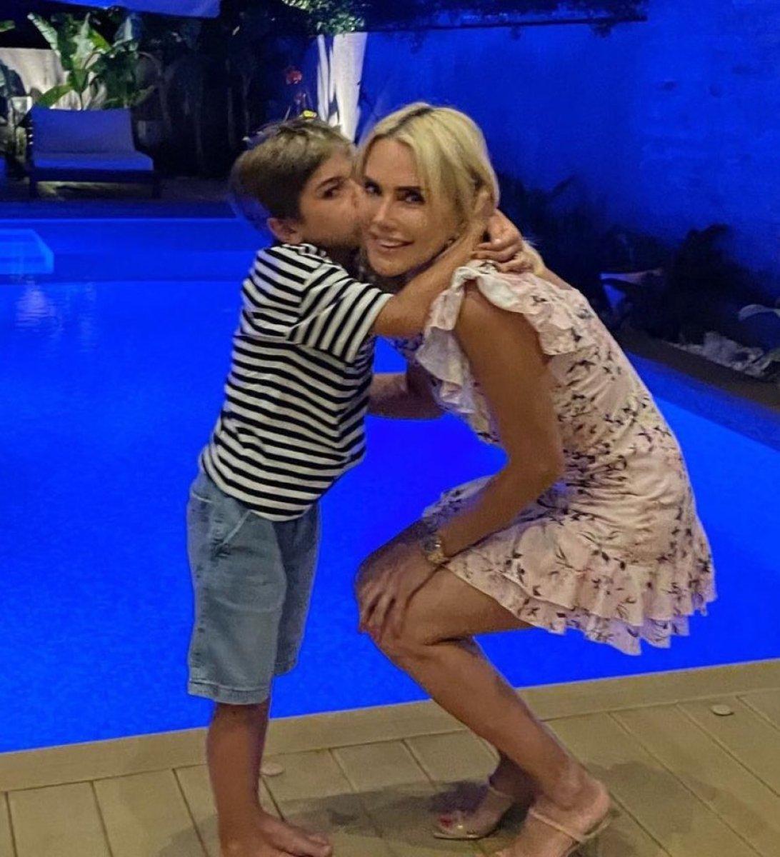 Ece Erken havuz başı fotoğrafına gelen yoruma öfkelendi