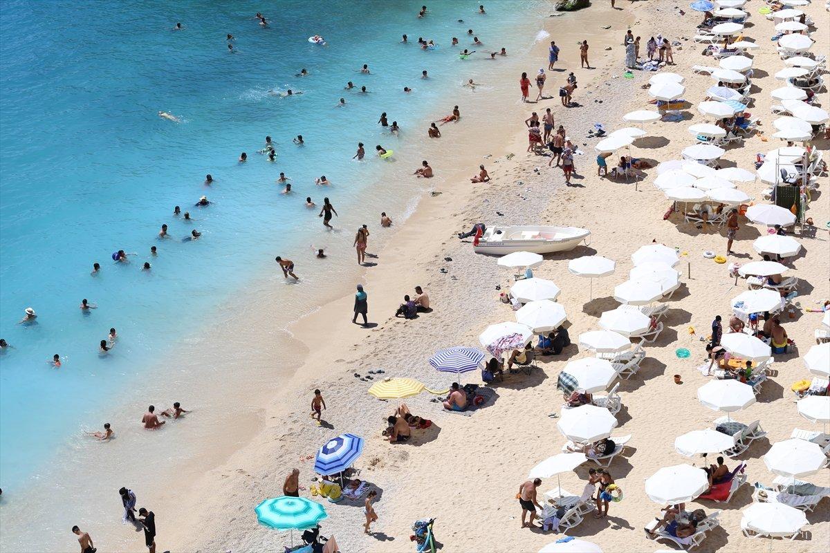 Sıcaklığın 5 derece arttığı Antalya'da yoğunluk sürüyor