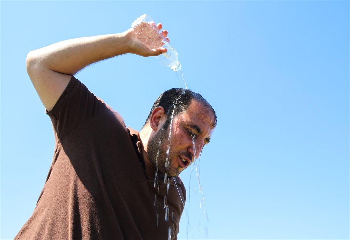 Sıcaklığın 5 derece arttığı Antalya'da yoğunluk sürüyor