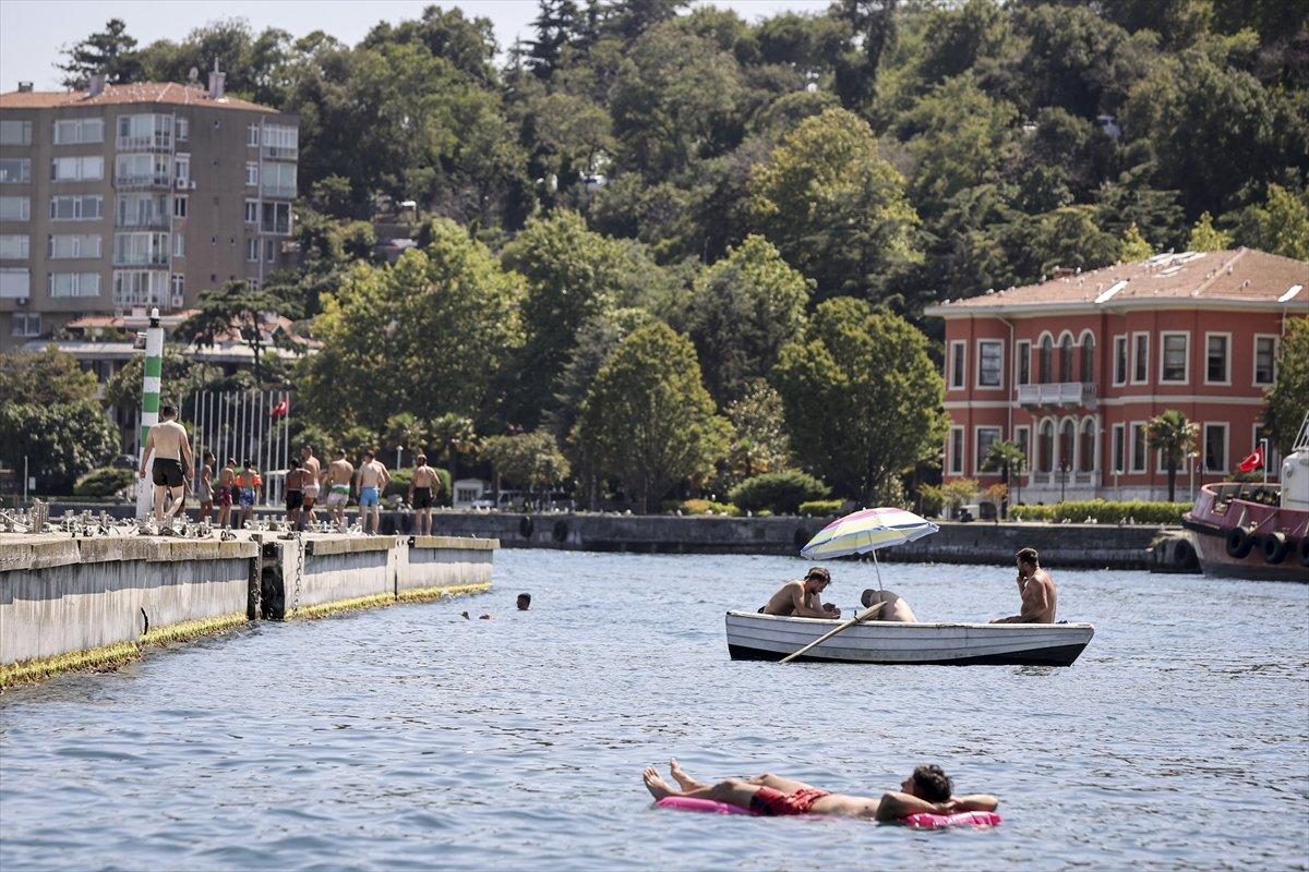 İstanbul'da sıcaktan bunalanlar sahillerde serinlemeye çalıştı