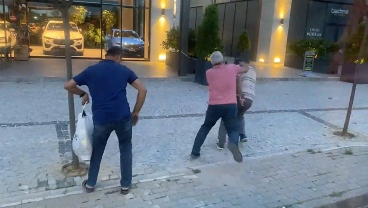 Bursa'da otobüste kadınların ayağını çeken şüpheliye meydan dayağı atıldı