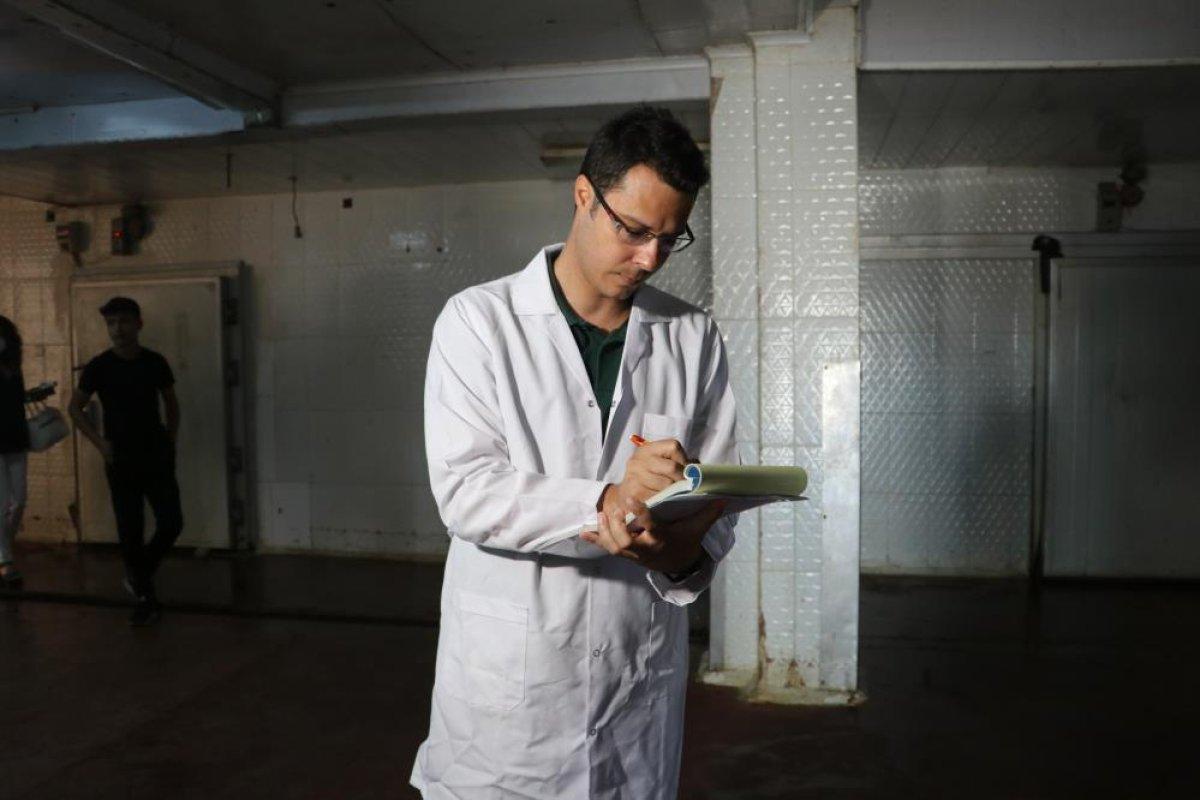 Adana'da mezbahada üstleri çıplak kişiler, sigara içip tavuk kesti