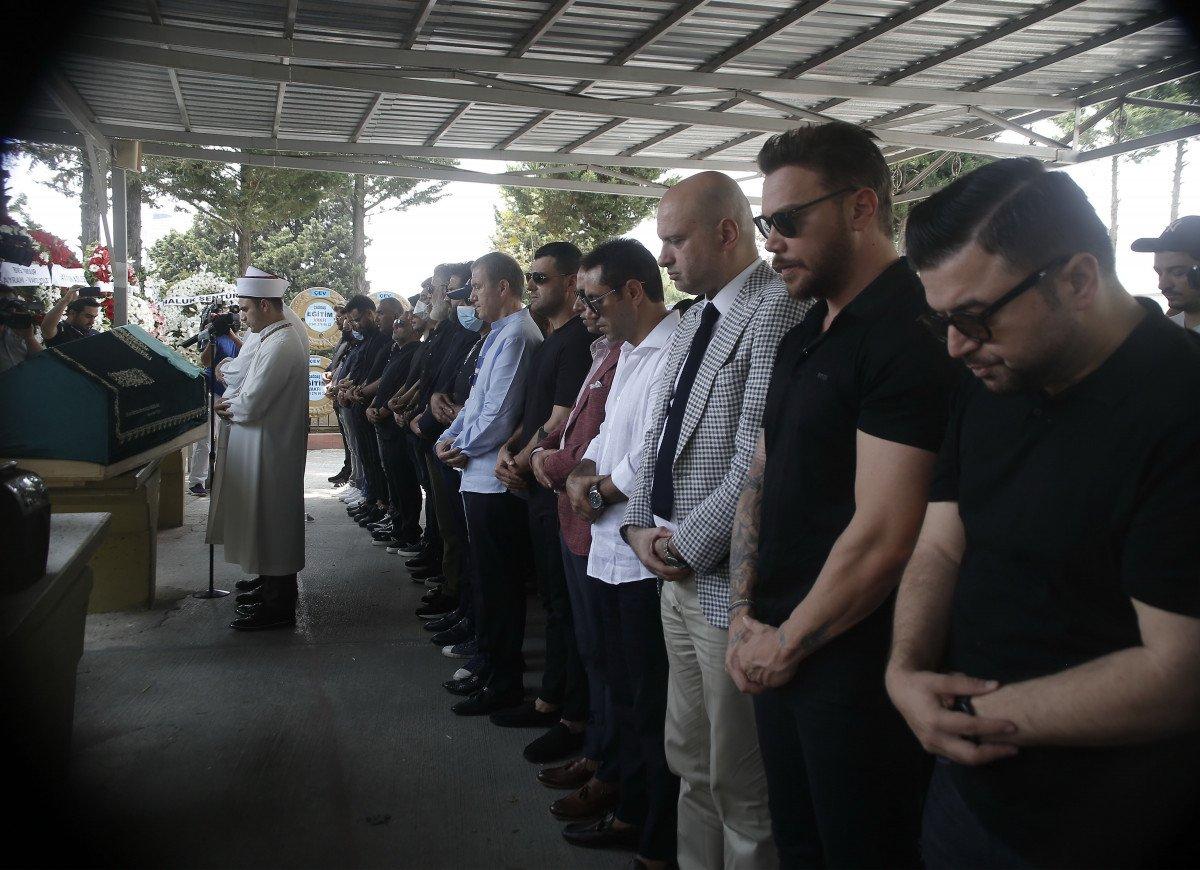 Ebru Gündeş, annesini son yolculuğuna uğurladı