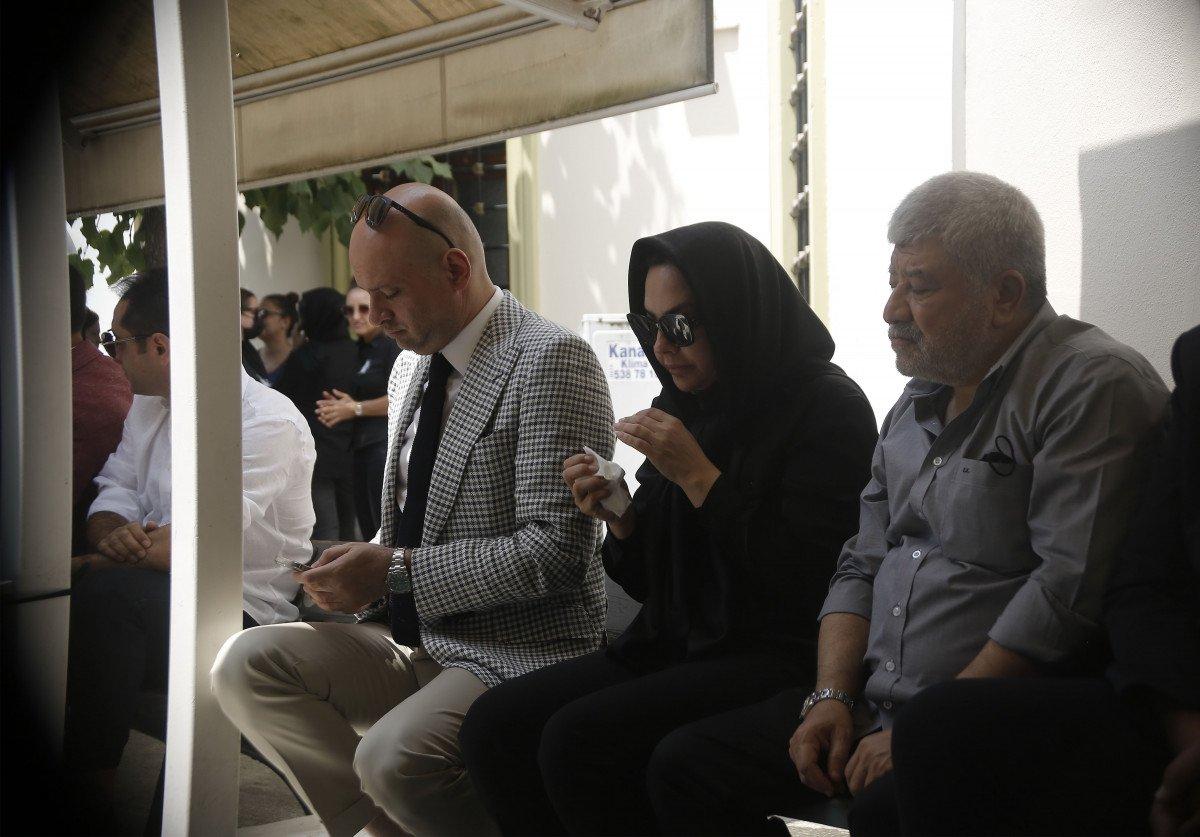 Ebru Gündeş, annesini son yolculuğuna uğurladı