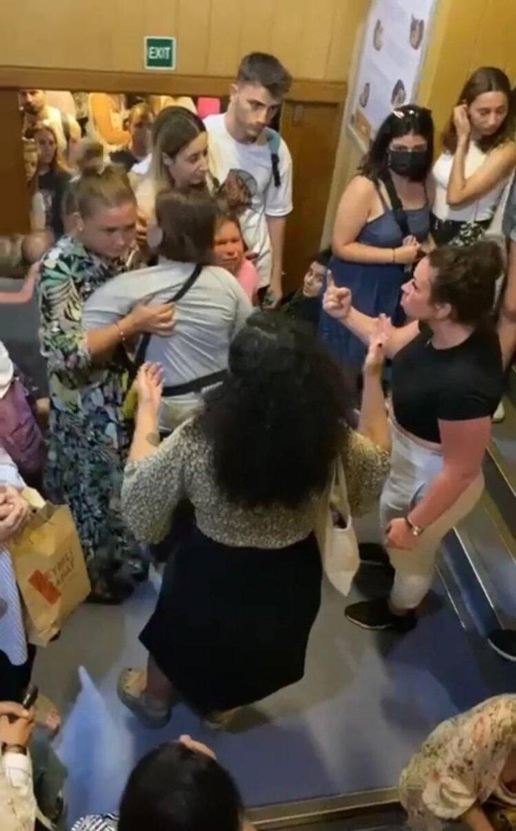 Büyükada vapurundaki iki kadın turistin kavgası kamerada