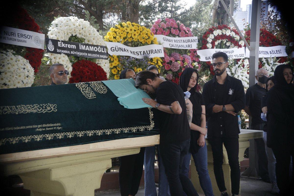 Ebru Gündeş, annesini son yolculuğuna uğurladı