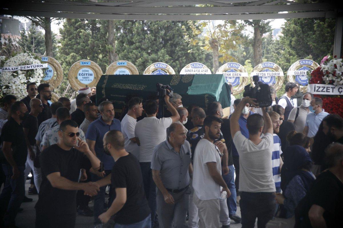 Ebru Gündeş, annesini son yolculuğuna uğurladı