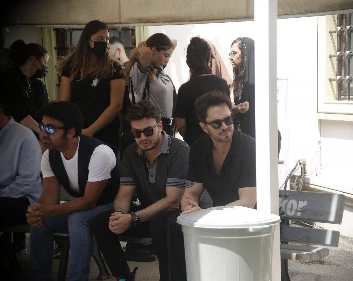 Ebru Gündeş, annesini son yolculuğuna uğurladı