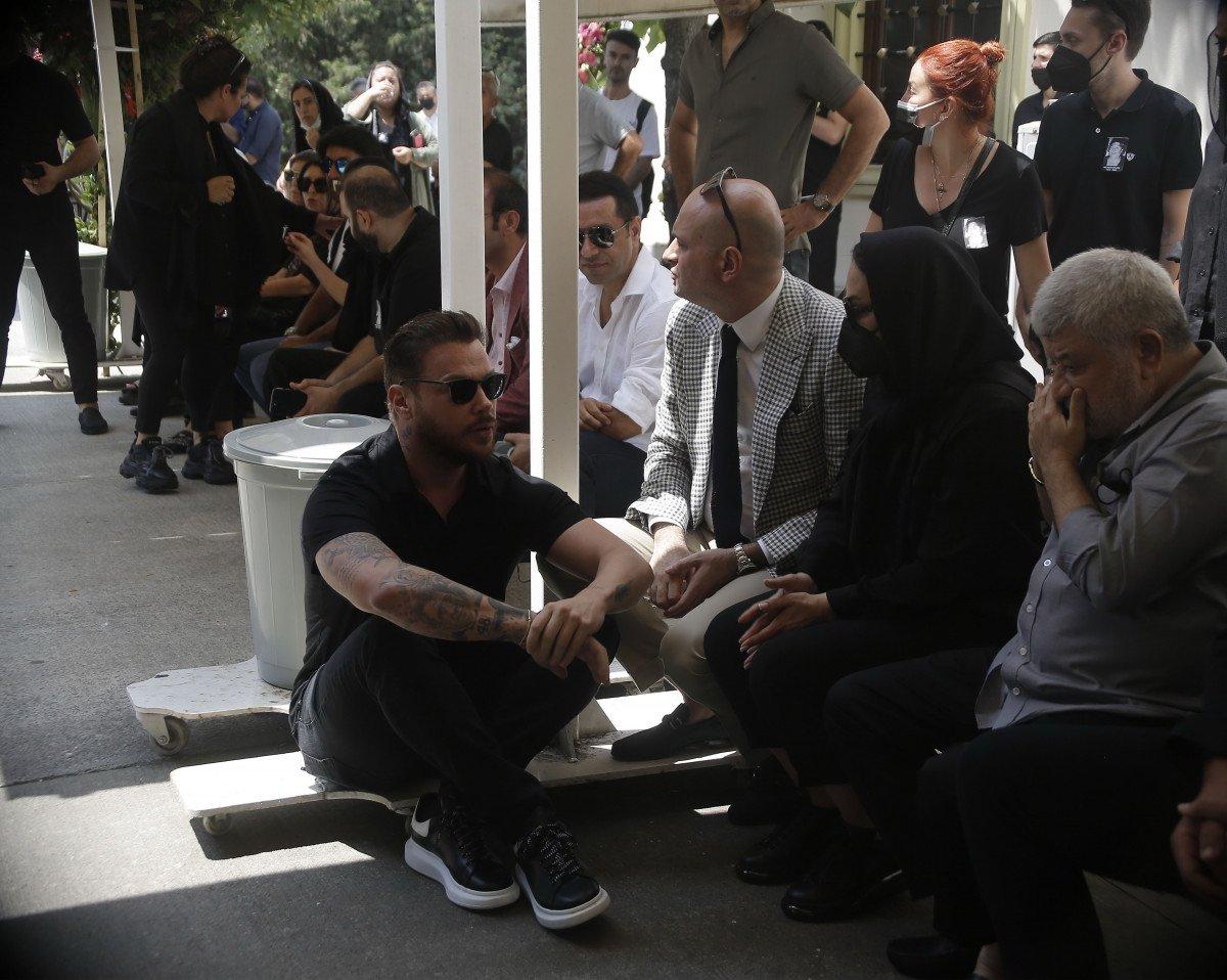 Ebru Gündeş, annesini son yolculuğuna uğurladı