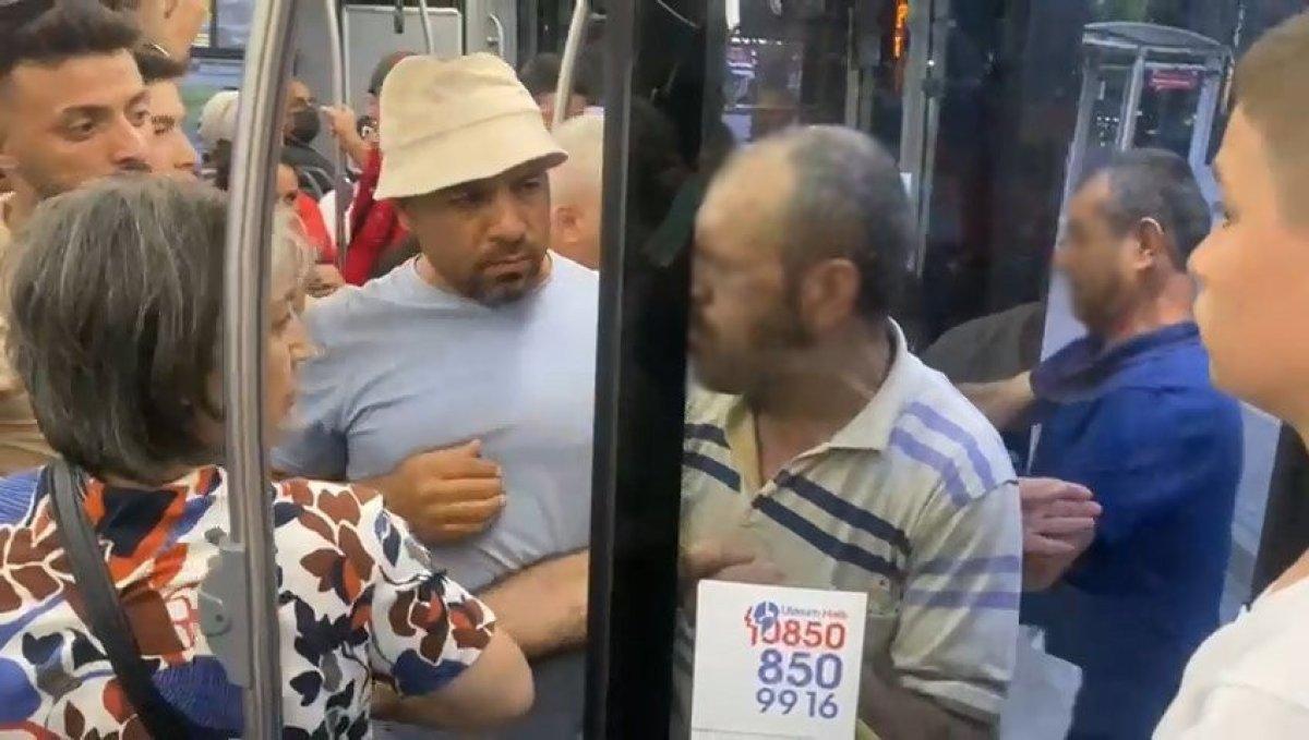 Bursa'da otobüste kadınların ayağını çeken şüpheliye meydan dayağı atıldı