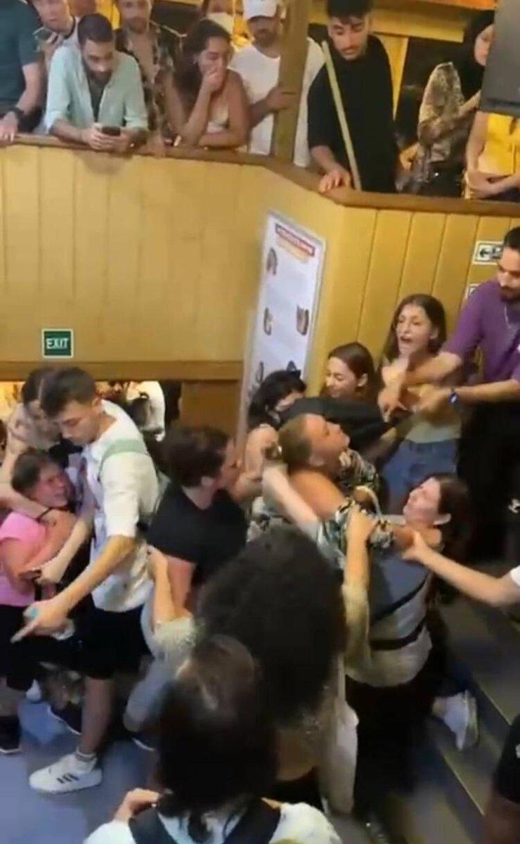 Büyükada vapurundaki iki kadın turistin kavgası kamerada