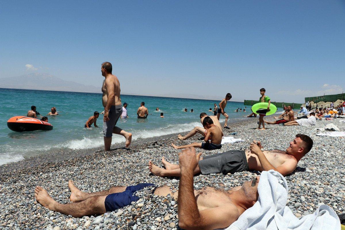 Van'ın mavi bayraklı plajında yoğunluk oluştu