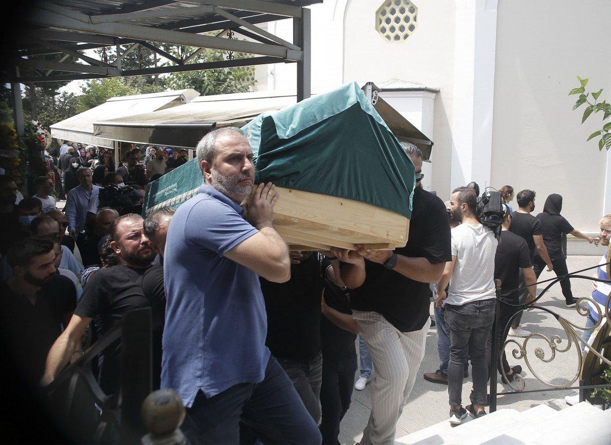 Ebru Gündeş, annesini son yolculuğuna uğurladı