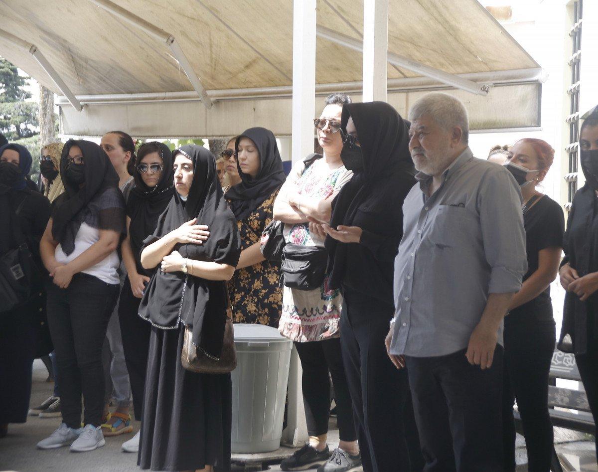 Ebru Gündeş, annesini son yolculuğuna uğurladı