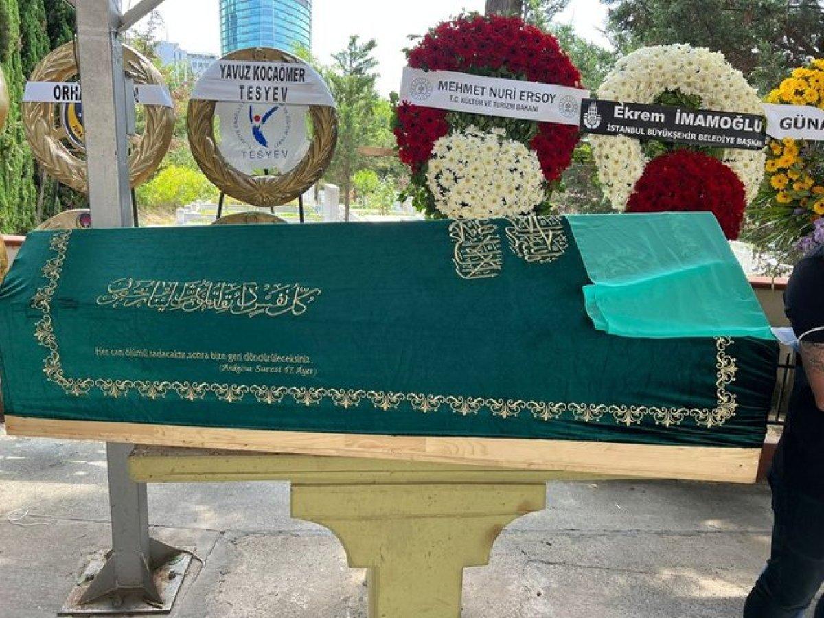 Ebru Gündeş, annesini son yolculuğuna uğurladı