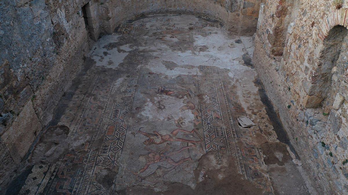 Alanya'da 164 metrekarelik Herakles mozaiği bulundu