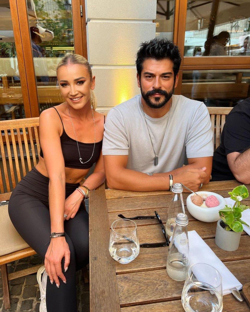 Burak Özçivit'in para karşılığı yemek yediği kadınlar Playboy güzeli çıktı