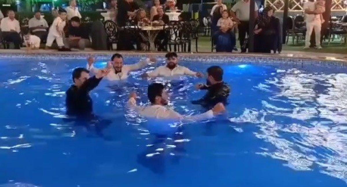 Bursa'da havuza atılan damat arkadaşlarıyla çiftetelli oynadı