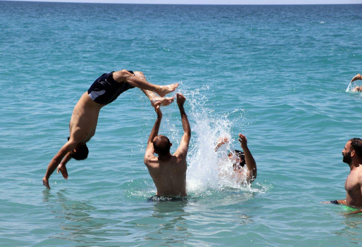 Van'ın mavi bayraklı plajında yoğunluk oluştu