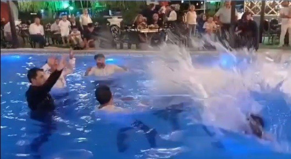 Bursa'da havuza atılan damat arkadaşlarıyla çiftetelli oynadı