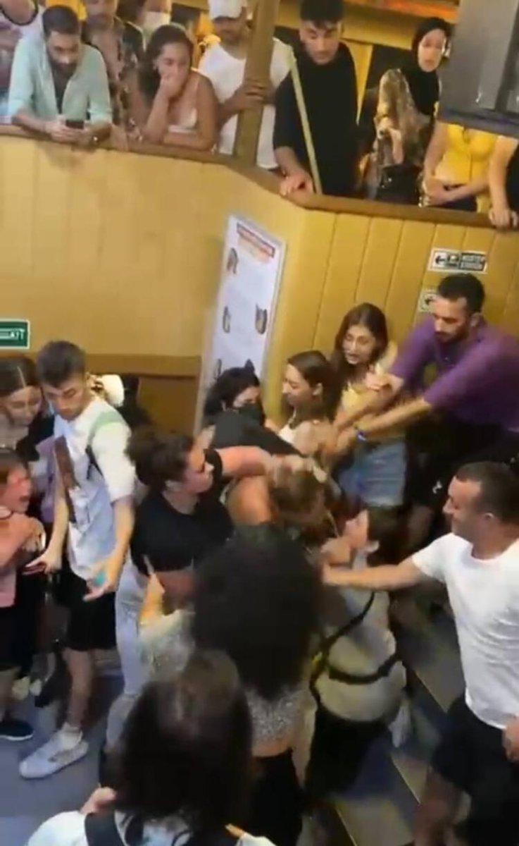 Büyükada vapurundaki iki kadın turistin kavgası kamerada