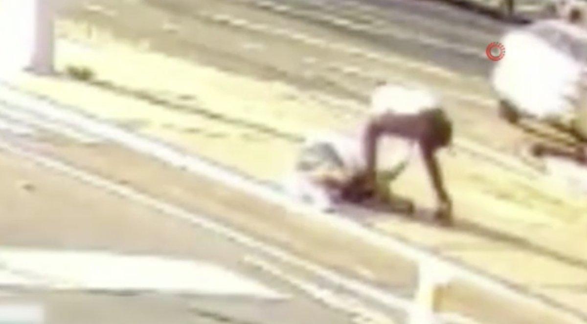 ABD'de araçla çarptıkları adamı soydular