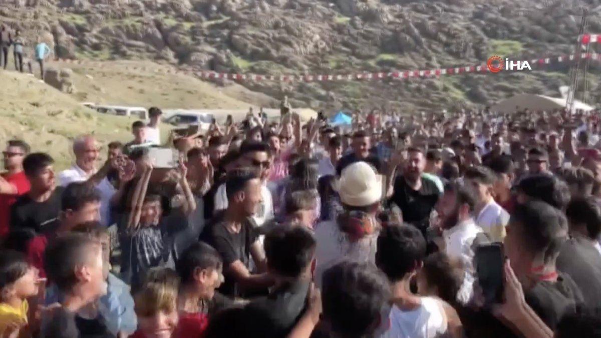 Şırnak'ta Tıvorlu İsmail, seyircilerin üzerine atladı