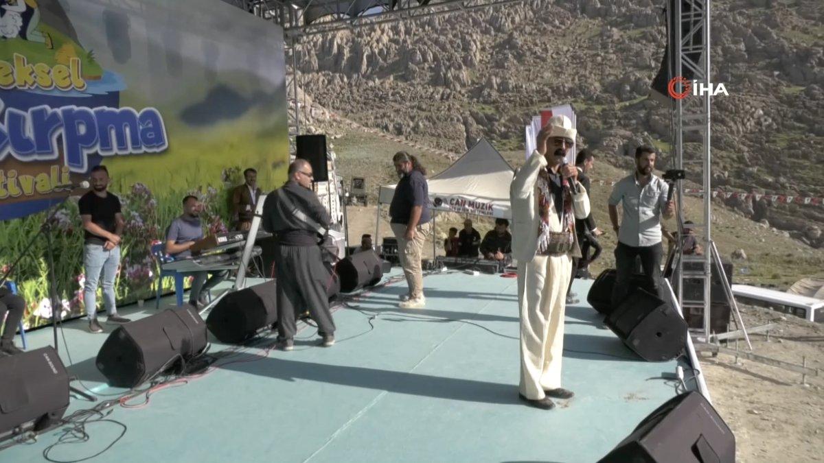 Şırnak'ta Tıvorlu İsmail, seyircilerin üzerine atladı