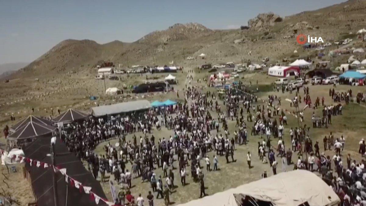 Şırnak'ta Tıvorlu İsmail, seyircilerin üzerine atladı