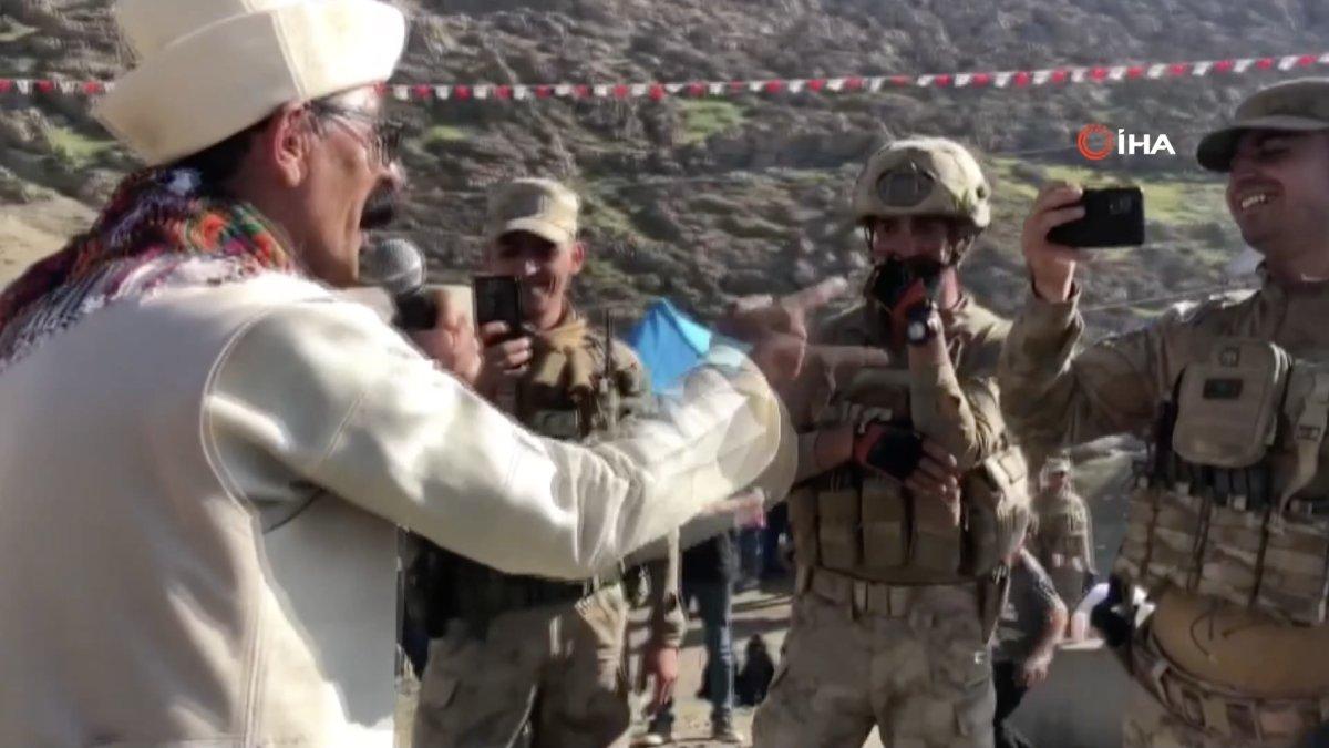 Şırnak'ta Tıvorlu İsmail, seyircilerin üzerine atladı