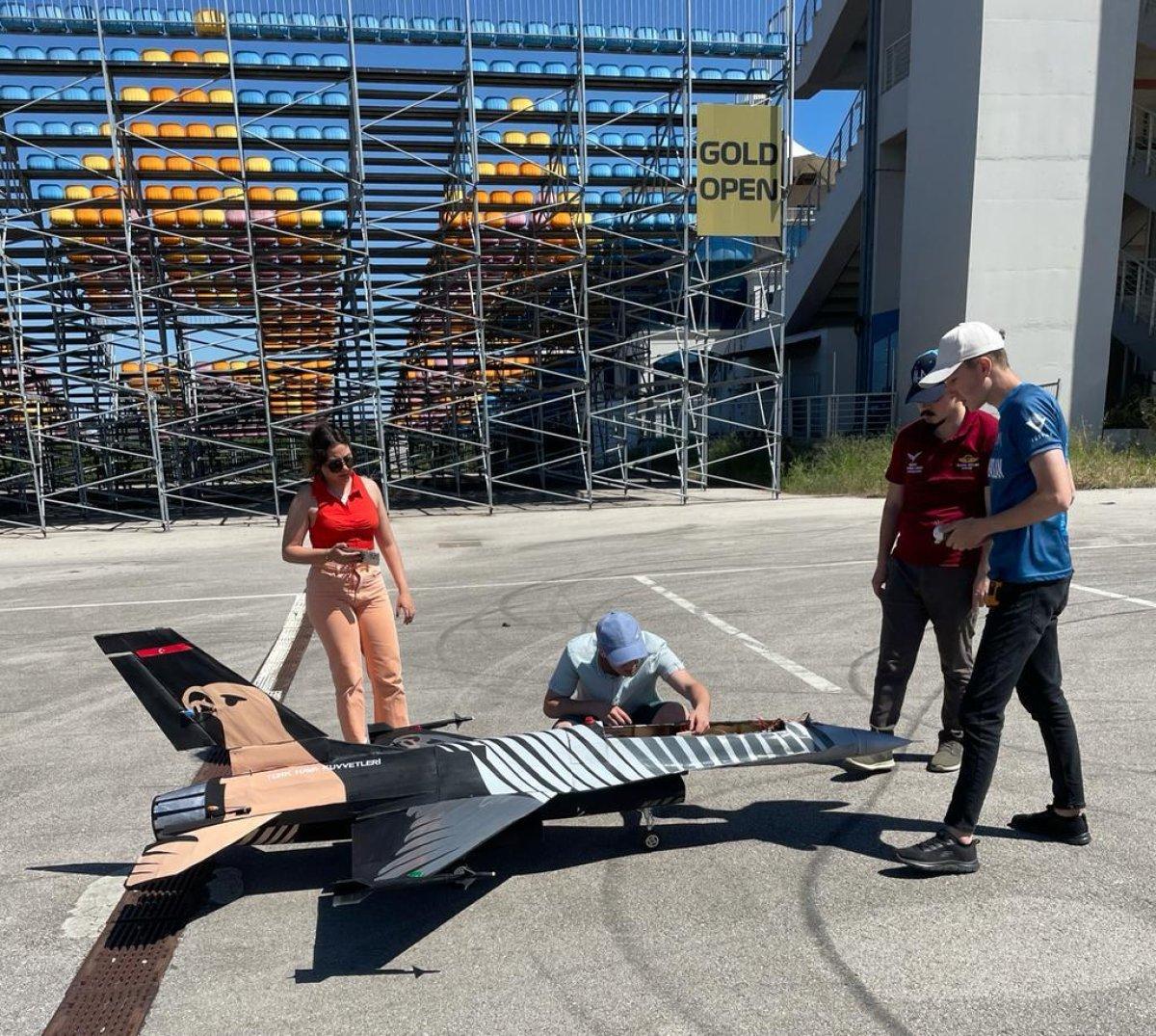 Kocaeli’de lise öğrencileri otonom fırlatma koltuklu F-16 üretti