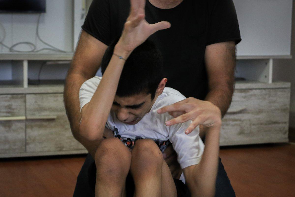 Antalya’da 15 yaşındaki Burak, istemsiz hareketleriyle kalbini yoruyor