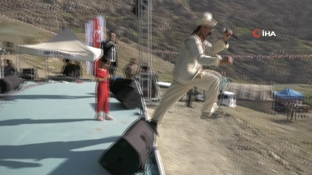 Şırnak'ta Tıvorlu İsmail, seyircilerin üzerine atladı