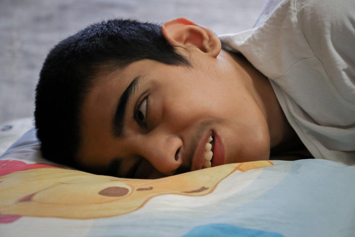 Antalya’da 15 yaşındaki Burak, istemsiz hareketleriyle kalbini yoruyor