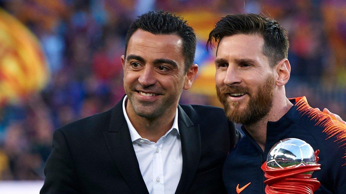 Xavi, Lionel Messi'yi Barcelona'ya geri istiyor