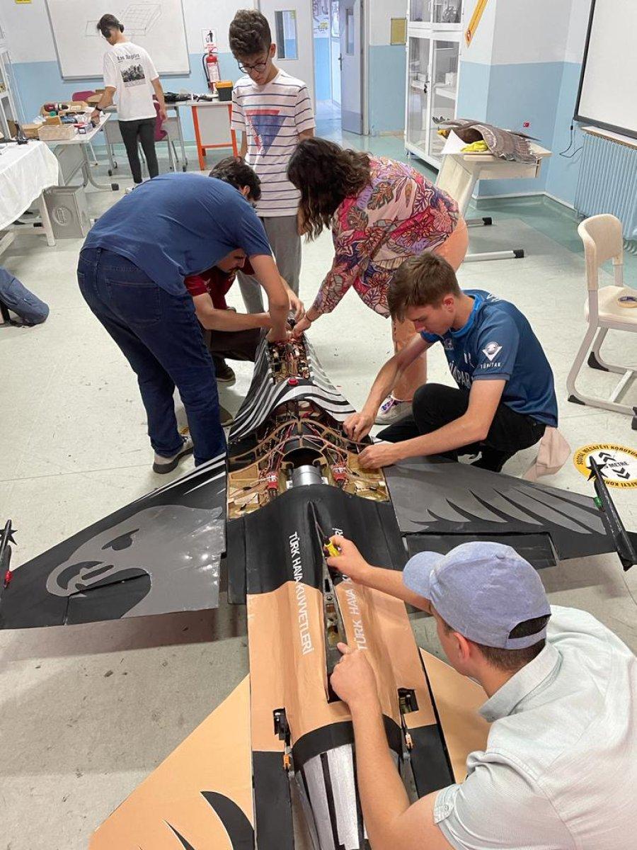 Kocaeli’de lise öğrencileri otonom fırlatma koltuklu F-16 üretti