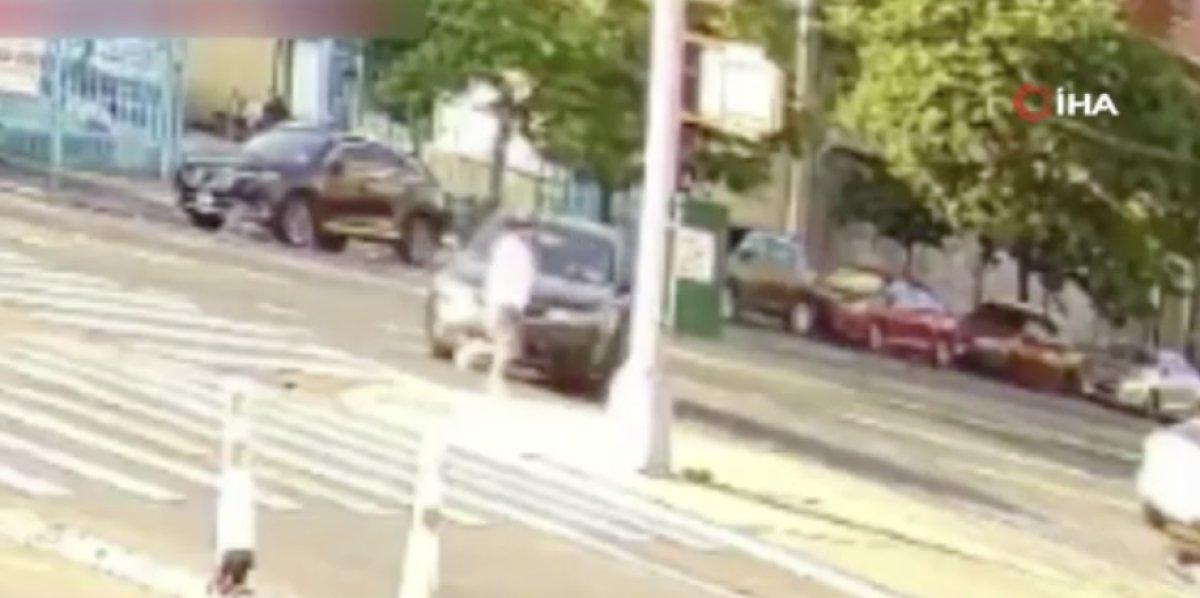 ABD'de araçla çarptıkları adamı soydular