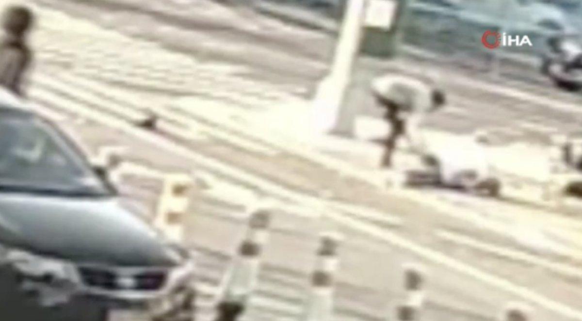 ABD'de araçla çarptıkları adamı soydular