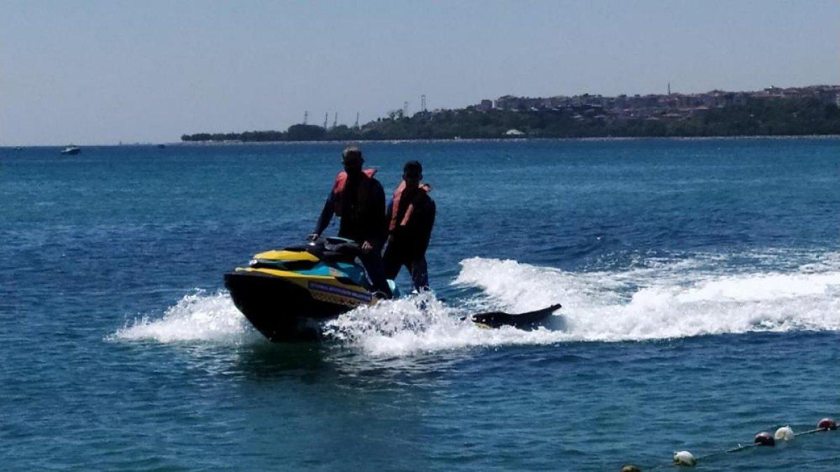 Menekşe Sahili’nde yanan tekneyi jet ski ile söndürdü
