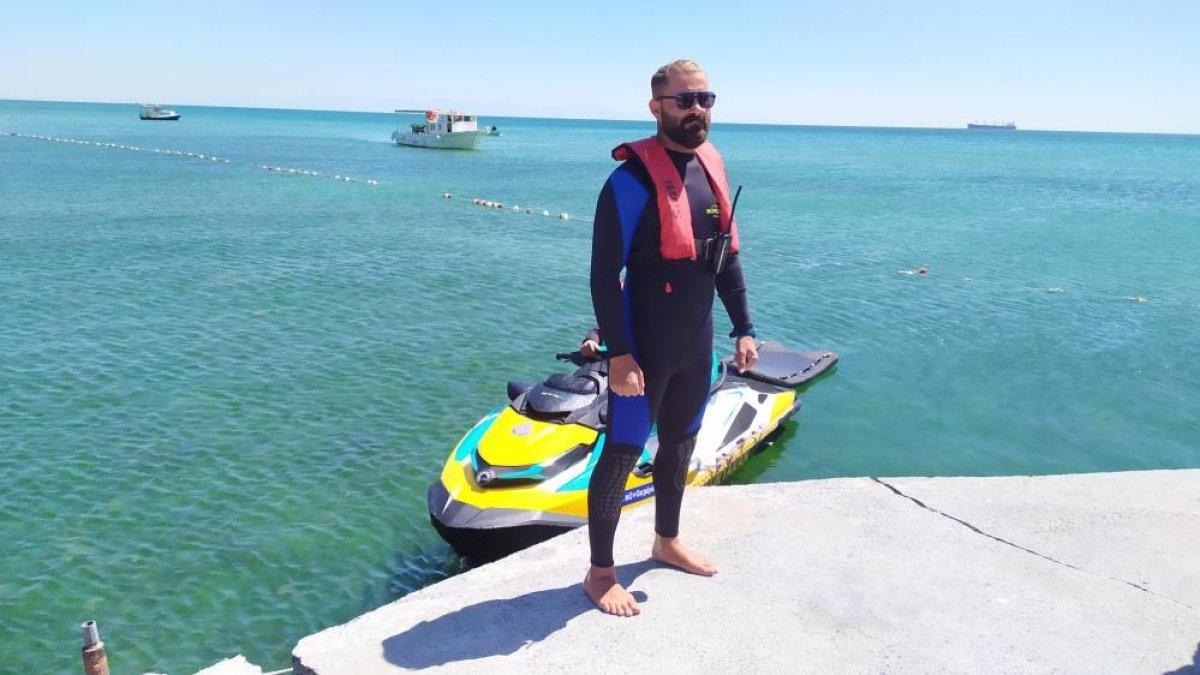 Menekşe Sahili’nde yanan tekneyi jet ski ile söndürdü