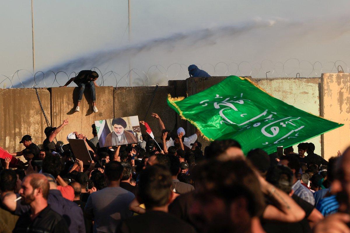 Irak’ta Şii lider Sadr’ın destekçileri parlamentoyu bastı