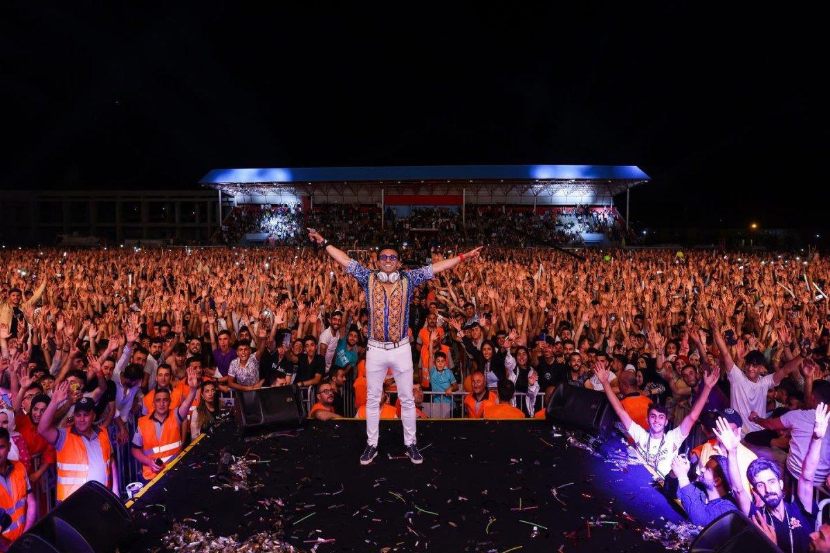 Doğubayazıt’ta 30 bin kişi konserde eğlendi