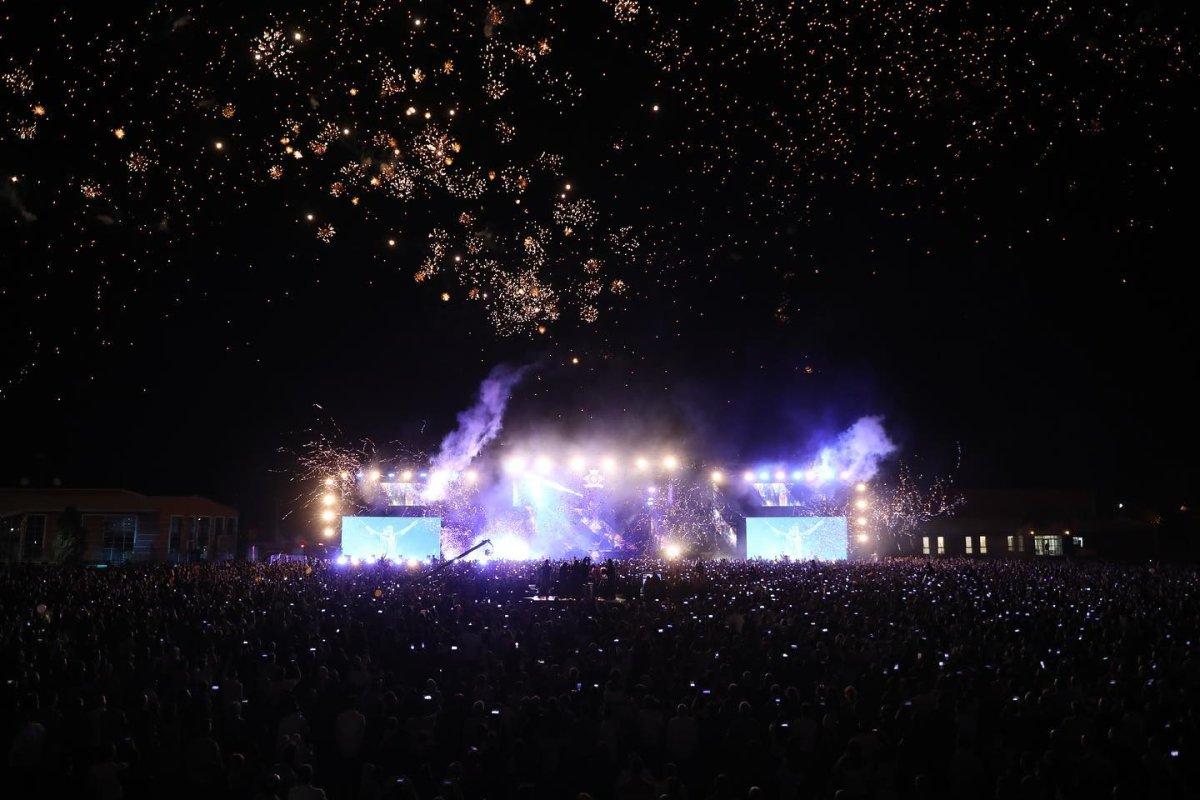 Doğubayazıt’ta 30 bin kişi konserde eğlendi