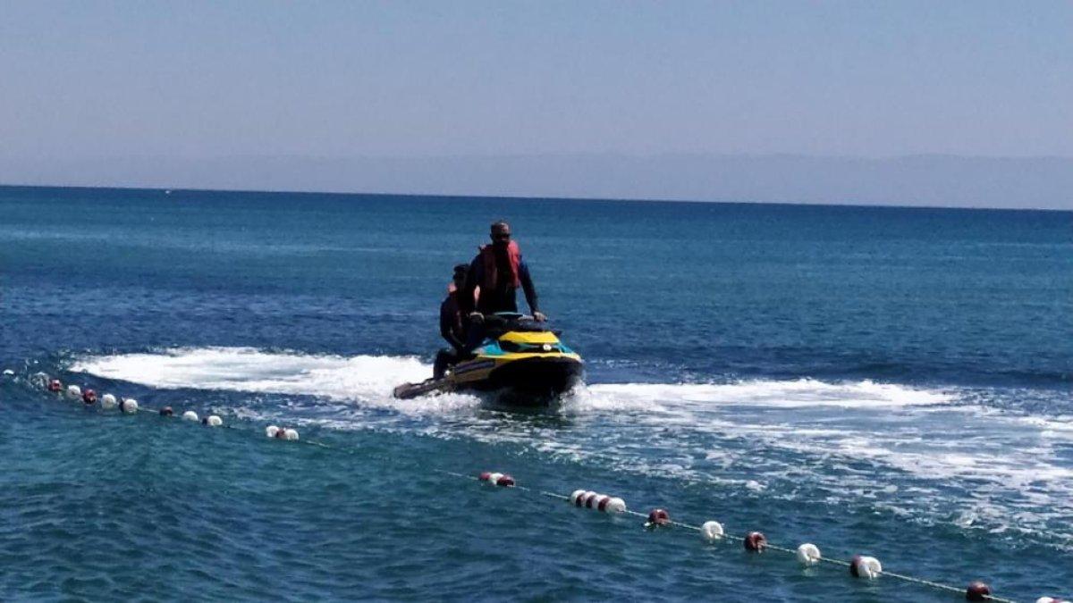Menekşe Sahili’nde yanan tekneyi jet ski ile söndürdü
