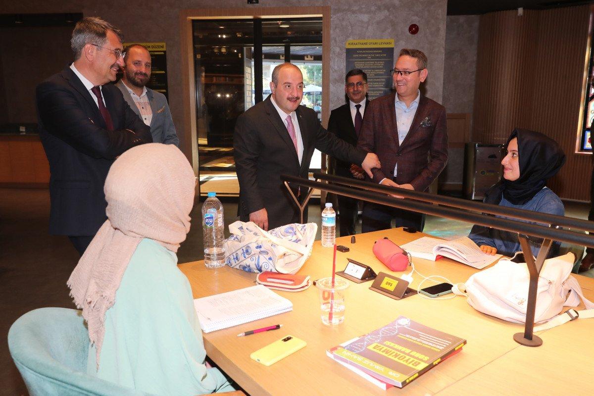 Mustafa Varank, Başakşehir Millet Kıraathanesi’ni ziyaret etti