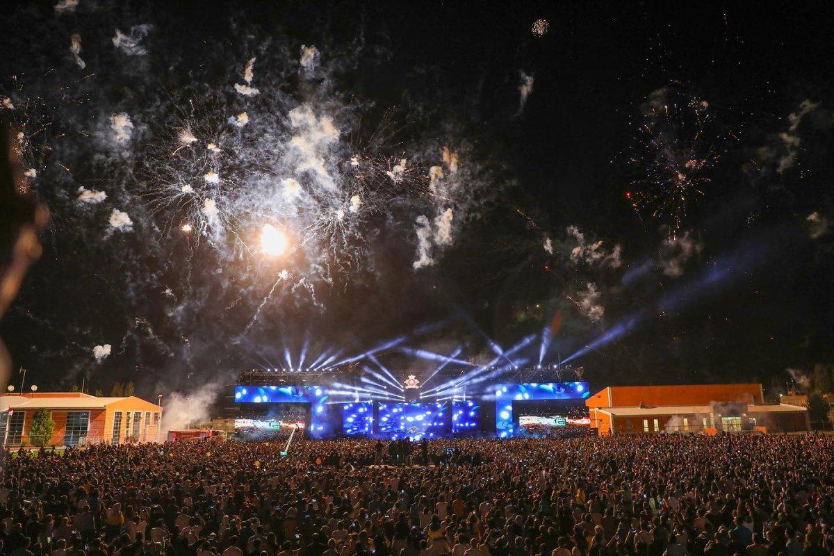 Doğubayazıt’ta 30 bin kişi konserde eğlendi