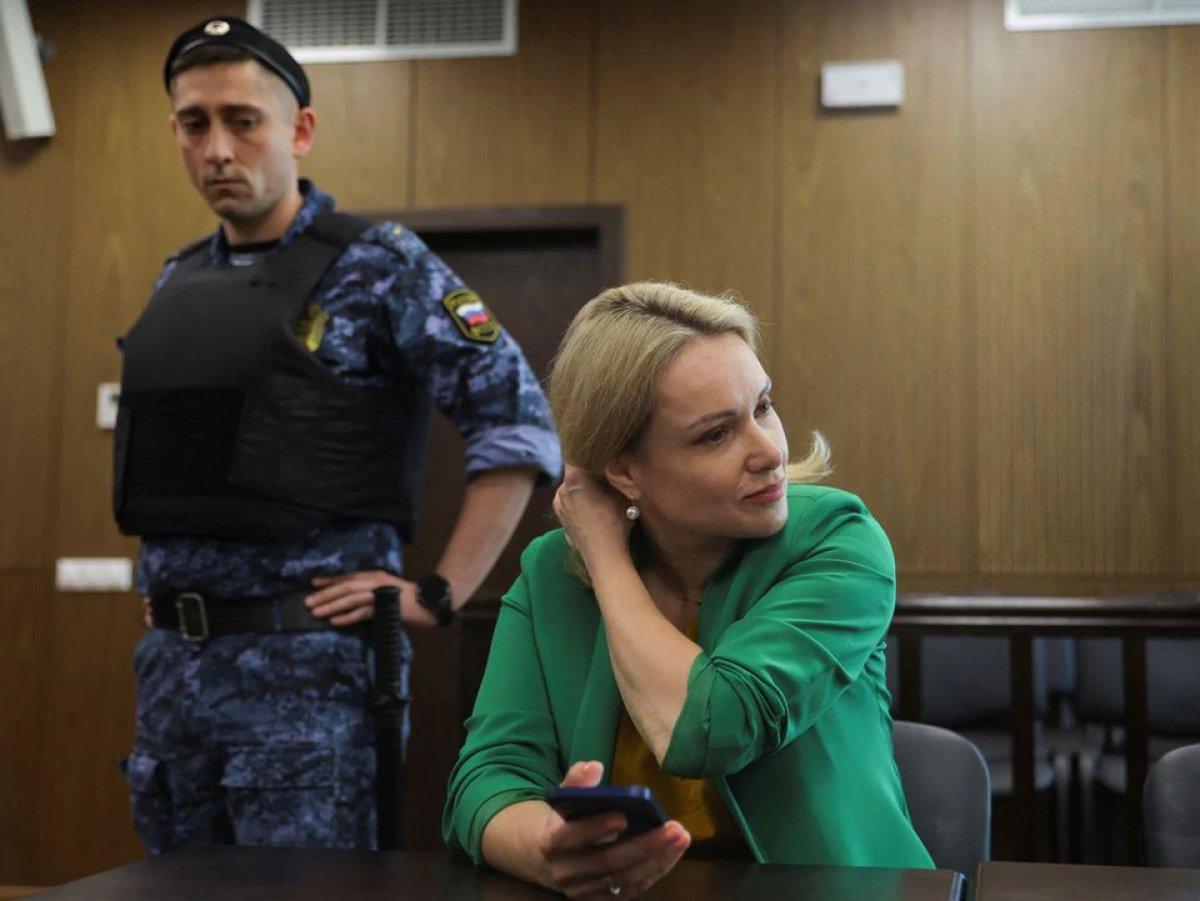 Savaş karşıtı pankart açan Rus gazeteci, hakim karşısına çıktı