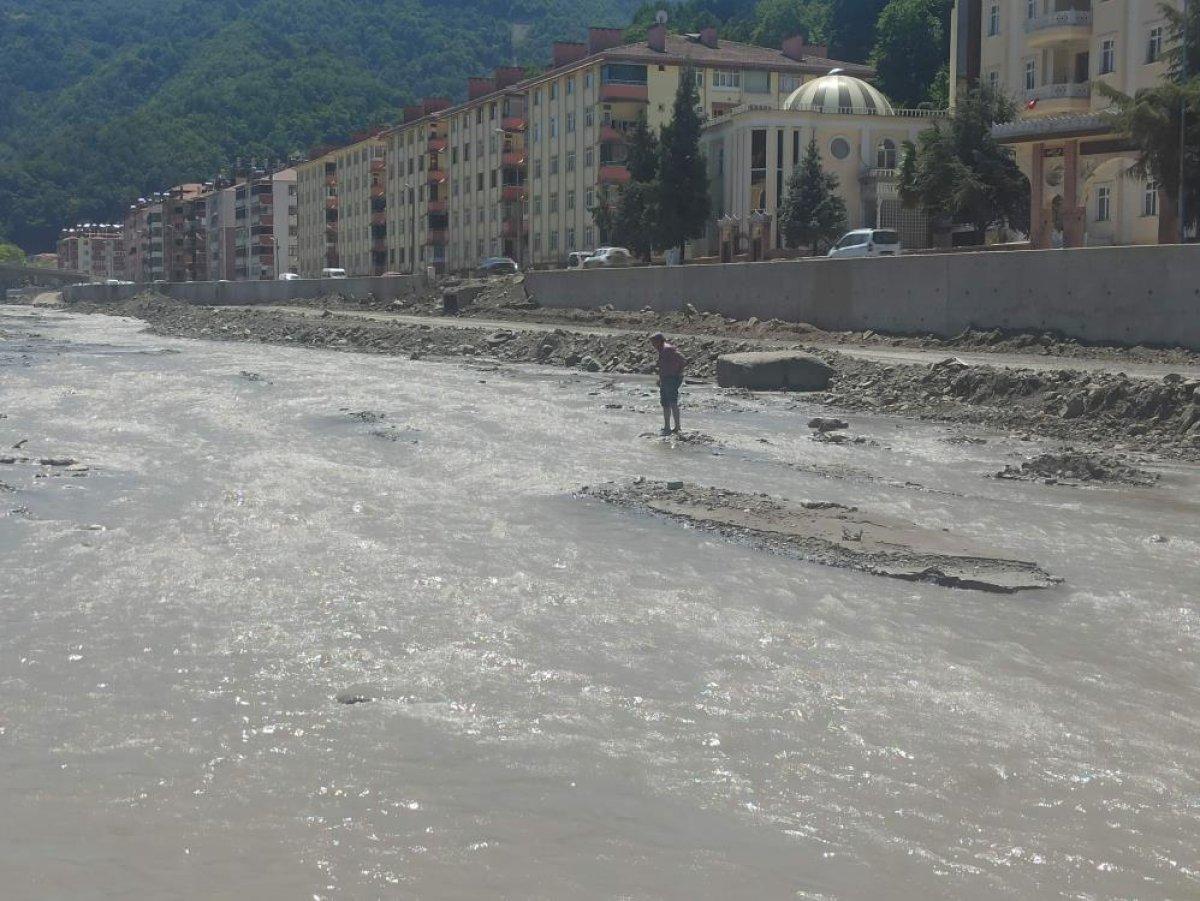 Kastamonu'da selden etkilenen Ezine Çayı’nda su çekildi