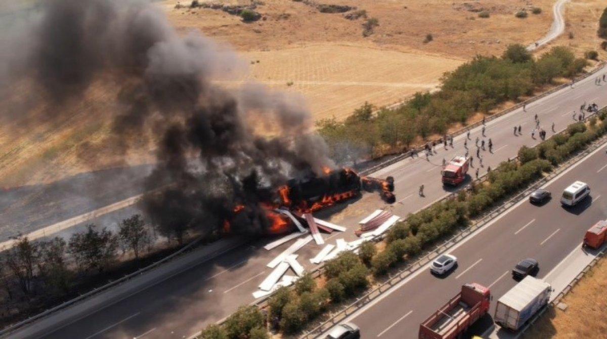 İzmir'de saman yüklü tır alev aldı: Yangın ağaçlara sıçradı
